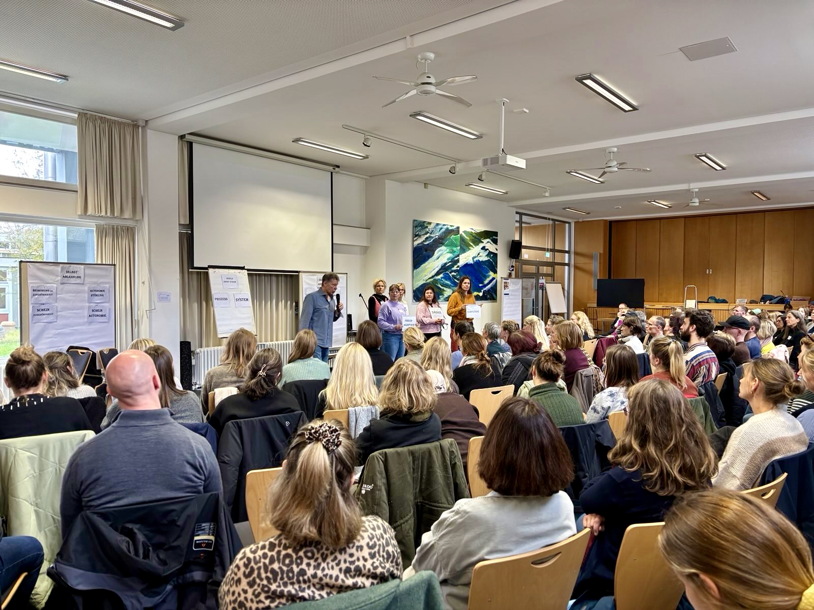 Fachtag zu emotional-sozialen Entwicklungsstörungen – 130 Fachkräfte arbeiten gemeinsam an Handlungsperspektiven für den Ganztag